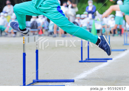 ハードルを飛び越える選手 95592657