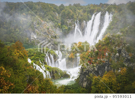 There are many waterfalls in the mountains and forests. Mist in autumn. 95593011