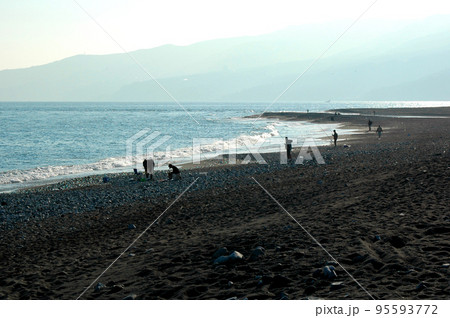 酒匂川河口で釣りを楽しむ人々 95593772