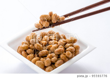 大粒の納豆パック。納豆を箸で持ち上げる。 95593776