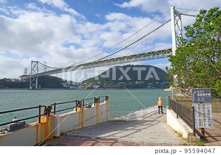 北九州市門司区のめかり観潮遊歩道を歩く人と関門橋 95594047