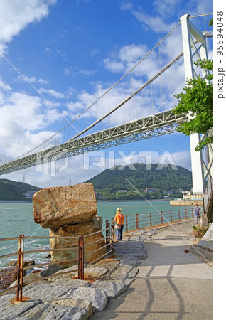 北九州市門司区のめかり観潮遊歩道にある奇岩と関門橋 95594048