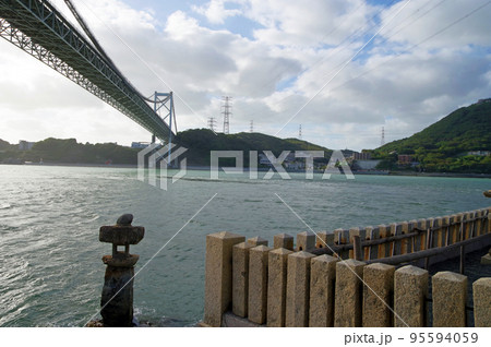 福岡県北九州市門司区の和布刈神社から見る関門海峡と関門橋 福岡県北九州市門司区の和布刈神社から見る関門海峡と関門橋 95594059