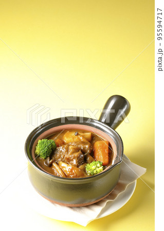 お鍋にブロッコリーや人参、しめじなど沢山の具材が入っているビーフシチュー 95594717