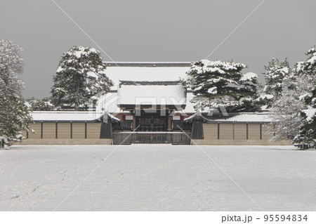 京都御所建礼門、雪の止み間の雪景色 京都御所建礼門、雪の止み間の雪景色 95594834