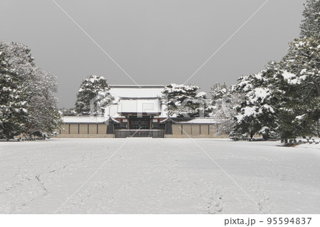 京都御所建礼門、雪の止み間の雪景色 京都御所建礼門、雪の止み間の雪景色 95594837