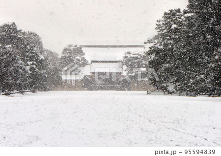 京都御所建礼門前、大雪の風景 95594839