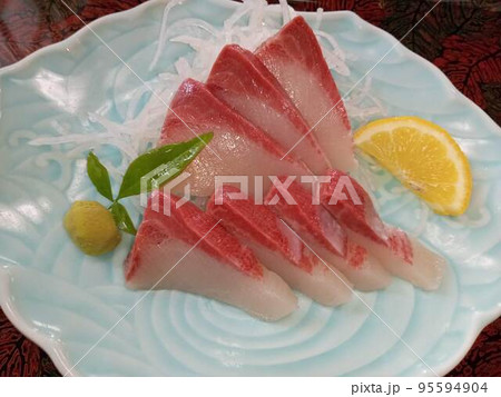 ブリの刺身 95594904
