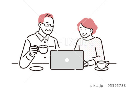 人物 パソコンを見るシニア夫婦 95595788