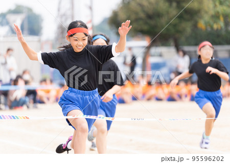 徒競走で一等賞になる小学生の女の子 95596202