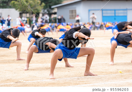 運動会でソーラン節を踊る小学生 95596203