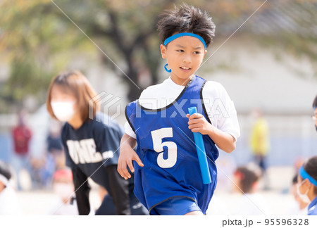 運動会で走る小学生の男の子 95596328