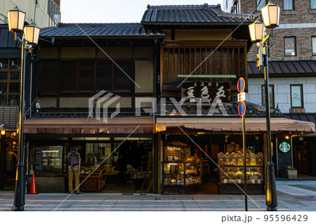 京都の三条大橋界隈の街並み 95596429