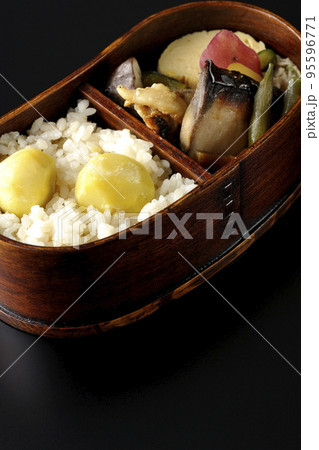 曲げわっぱに栗ご飯やサツマイモなど秋の味覚がつまったお弁当 95596771