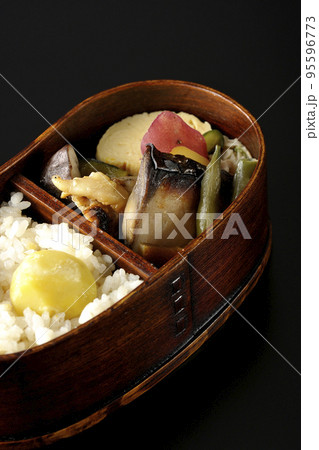 曲げわっぱに栗ご飯やサツマイモなど秋の味覚がつまったお弁当 95596773