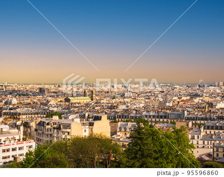 モンマルトルの丘から眺める夕暮れのパリ モンマルトルの丘から眺める夕暮れのパリ 95596860