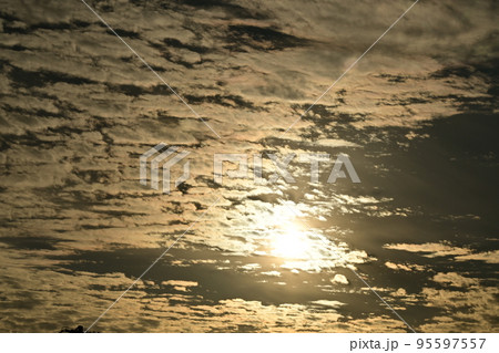 雲に隠れる夕暮れの空 雲に隠れる夕暮れの空 95597557