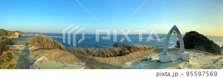 【千葉県勝浦市 パノラマ写真】鵜原理想郷　黄昏の丘からの眺め　かつうら海中公園海中展望塔 95597569