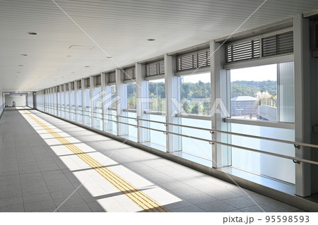 愛・地球博記念公園駅（リニモ）の駅構内 95598593