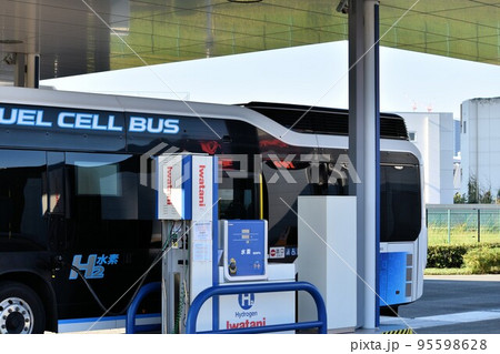 水素ステーションで充填する水素バス 水素ステーションで充填する水素バス 95598628