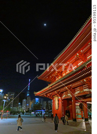 【東京都台東区】ライトアップされた浅草寺 宝蔵門 【東京都台東区】ライトアップされた浅草寺 宝蔵門 95599115