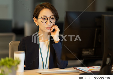 残業をするミドル女性。 95599746