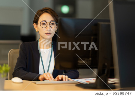 残業をするミドル女性。 残業をするミドル女性。 95599747