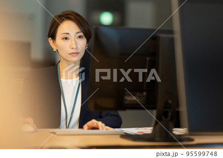 残業をするミドル女性。 残業をするミドル女性。 95599748