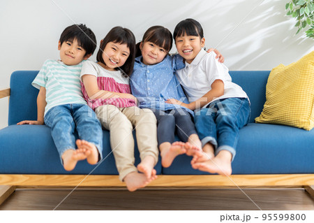 ソファーに仲良く座る小学生 95599800