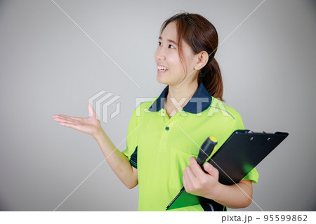 ファイルを持った作業服の日本人女性(文字入れスペースあり) ファイルを持った作業服の日本人女性(文字入れスペースあり) 95599862