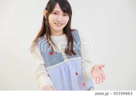 手を広げて子どもと関わる女性保育士	 手を広げて子どもと関わる女性保育士	 95599863