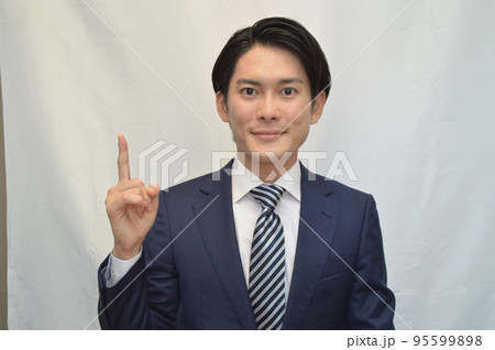 ビジネスマン ガッツポーズ 笑顔 95599898