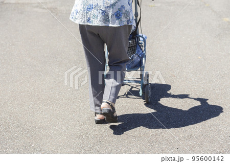 シルバーカーを押すおばあちゃんの後ろ姿 95600142