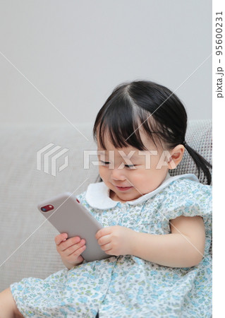 スマホで遊ぶ1歳の女の子 スマホで遊ぶ1歳の女の子 95600231