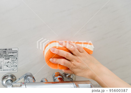 【風呂掃除をするミドル主婦 水栓有り】 【風呂掃除をするミドル主婦 水栓有り】 95600387