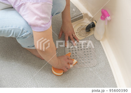 【浴室排水溝のステンレス蓋を掃除するミドル主婦 泡有り】 【浴室排水溝のステンレス蓋を掃除するミドル主婦 泡有り】 95600390