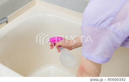 【風呂掃除をするミドル主婦 泡 水栓有】 【風呂掃除をするミドル主婦 泡 水栓有】 95600392