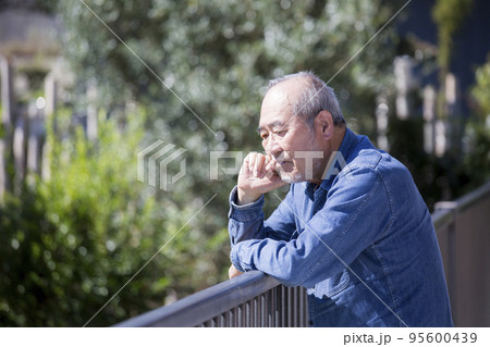 悩む日本人シニア男性の横顔 悩む日本人シニア男性の横顔 95600439