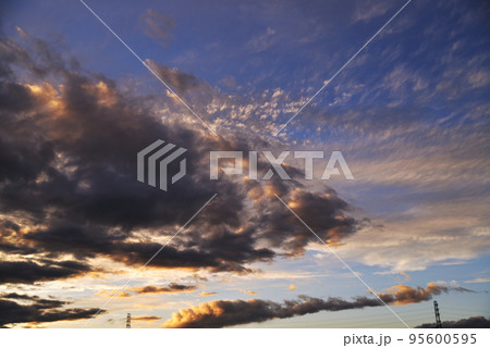 夕焼けに染まる雨上がりの空 95600595