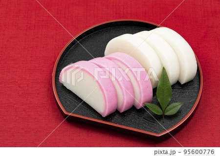おせち料理その7-02_黒皿の紅白かまぼこ_背景赤 95600776
