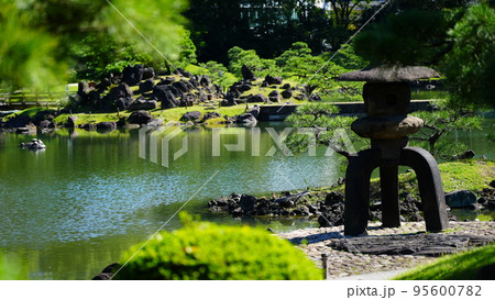 旧芝離宮恩賜庭園は、和と緑のオアシス空間 旧芝離宮恩賜庭園は、和と緑のオアシス空間 95600782