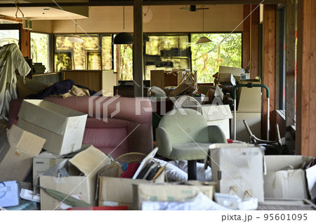 ゴミ屋敷。空き家に不法投棄されたゴミの山。 95601095