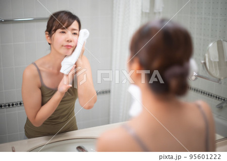 鏡の前でスキンケアをしている女性のポートレート 鏡の前でスキンケアをしている女性のポートレート 95601222