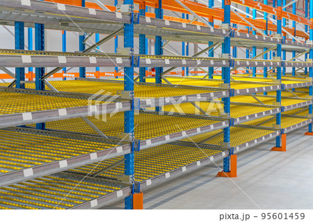 Empty Gravity Flow Shelf Empty Gravity Flow Shelf 95601459