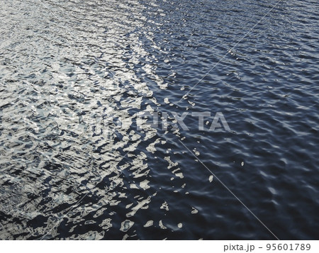 水面に映る風の動きと波紋の美 95601789