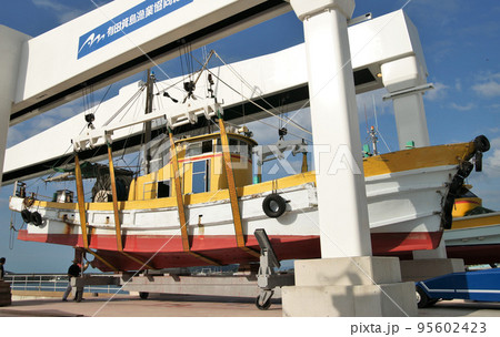 漁港の風景　漁船の定期点検　 95602423