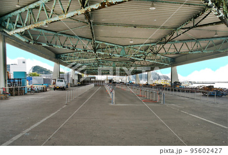 休漁日の漁港 競り市場 休漁日の漁港 競り市場 95602427