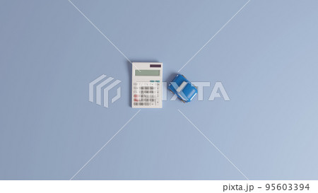 平面上に置いてある粘土でできたミニチュアの自動車と電卓のCGによるフォトリアルな3Dイラストレーショ 95603394