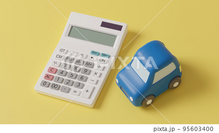 平面上に置いてある粘土でできたミニチュアの自動車と電卓のCGによるフォトリアルな3Dイラストレーショ 95603400
