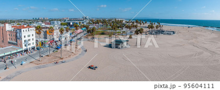 Aerial view of the shoreline in Venice Beach, CA, USA 95604111